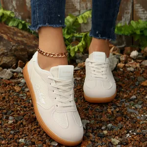 Detailansicht beige Damen Trainer im German Army Stil mit Gummisohle auf Kies