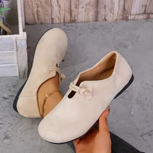 Mocasines de ante beige para mujer con punta redonda y detalle de cuerda anudada