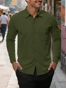 Detalle de camisa informal de pana verde oliva para hombre con botones y bolsillo