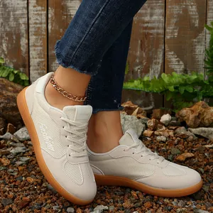 Nahaufnahme von beigen Vintage GAT-Sneakern für Damen mit Netz- und Lederdetails