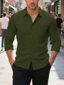 Elegante camisa de pana verde oliva para hombre con bolsillo en el pecho y cuello abotonado.