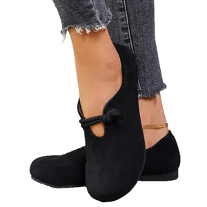 Elegantes mocasines de ante negro para mujer con un elegante detalle de nudo de cuerda