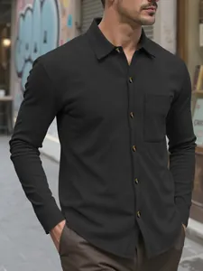 Vista detallada de camisa de pana negra para hombre con manga larga y bolsillo