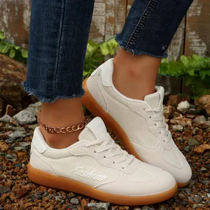 Nahaufnahme von weißen Retro-GAT-Sneakern aus Mesh mit Gummisohle für Damen-Freizeit