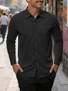 Detalle de camisa casual de pana negra para hombre de manga larga en exteriores.