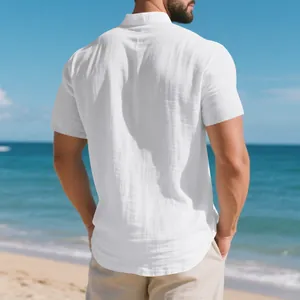 Vista trasera detallada de camisa de lino blanca para hombre con cuello mao en la playa