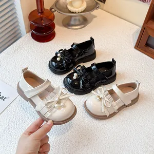 Süße Prinzessin Mary Janes für Mädchen mit Schleifen- und Perlendetails in Schwarz und Weiß