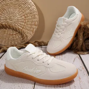 Detailansicht der cremefarbenen Retro-GAT-Sneaker mit Mesh-Einsätzen und brauner Gummisohle