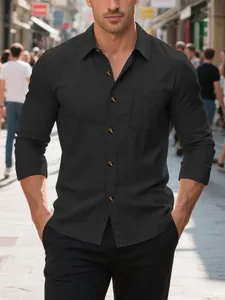 Vista detallada de camisa de pana negra para hombre con botones de ámbar y bolsillo
