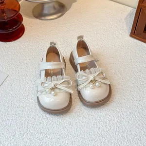 Elegante süße Mädchen Mary Jane Schuhe in Weiß mit Perlenbogen und Spitzenbesatz.