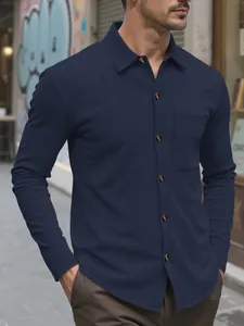 Detalle de una camisa de pana azul marino para hombre con solapa clásica y bolsillo