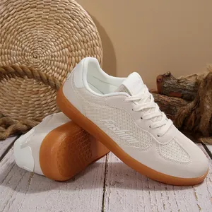 Detailansicht weißer Mesh-Trainer mit klassischer brauner Gummisohle.