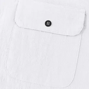 Vista macro detallada del bolsillo de una camisa de lino blanco con botón negro