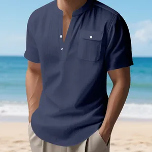 Vista detallada de una camiseta Henley de lino para hombre con bolsillo y cuello mao.
