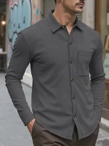 Vista detallada de una camisa casual de pana gris para hombre con cuello de solapa y botones