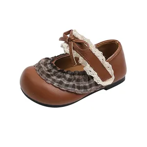 Detailansicht brauner Kleinkind Mary Jane Schuhe mit elegantem Spitzenriemen und Schleife.