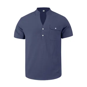 Vista detallada de una camiseta Henley de lino azul marino con cuello tipo mao.