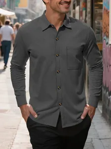 Detalle de camisa de pana gris oscuro para hombre con cuello de solapa y bolsillo frontal.
