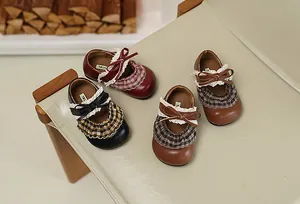 Detailansicht von Mädchen Prinzessin Mary Janes in verschiedenen Farben mit Schleifen