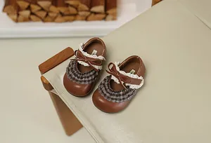 Detailansicht brauner Mary Jane Schuhe für Mädchen mit Spitze und karierter Schleife