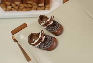 Detailansicht brauner Mary Jane Schuhe für Kleinkinder mit Spitzen- und Karoverzierung