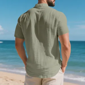 Detalle de la vista trasera de una camisa Henley de lino verde oliva para hombre en la playa