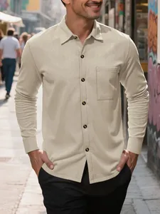 Vista detallada de la textura de la camisa de pana beige y el cuello abotonado