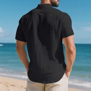 Vista trasera detallada de una camisa Henley informal de lino negro para hombre en la playa