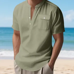 Detalle de camiseta Henley de lino para hombre con bolsillo en el pecho en una playa.