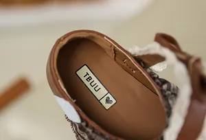 Nahaufnahme des TBUU-Markenlogos auf der Innensohle von Mädchen-Prinzessin-Schuhen