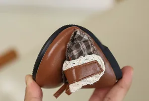 Detailaufnahme eines braunen Mädchenschuhs aus Leder zeigt die hohe Flexibilität der Sohle.