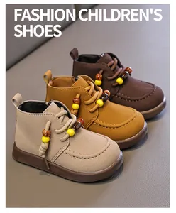 Detailansicht von drei Paaren stylischen Retro-Kinderstiefeln im britischen Stil