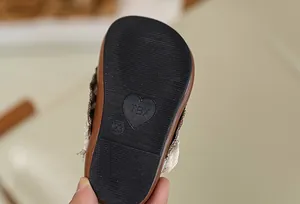 Nahaufnahme der Gummisohle mit Größe 23 und Herzmuster für Kleinkinder Mädchenschuhe