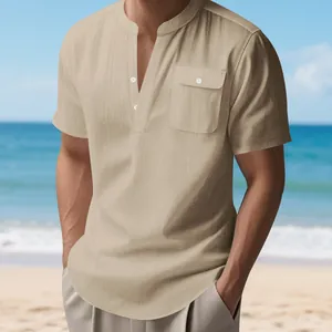 Detalle de una camiseta Henley de lino caqui para hombre con cuello mao y bolsillo