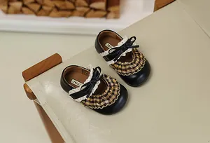 Detailansicht der schwarzen Mary Jane Schuhe für Kleinkinder mit Karorüschen und Schleife