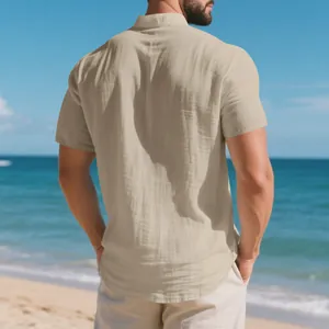 Vista posterior detallada de una camisa Henley de lino beige para hombre en la playa