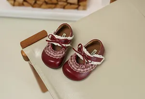 Detailansicht der roten Mädchen-Lederpumps mit eleganter Spitze und Schleife