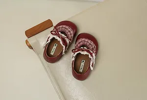 Detailansicht roter Prinzessin Mary Jane Schuhe für Mädchen mit eleganter Spitze und Schleife