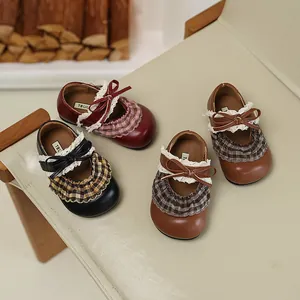 Detailansicht der Lolita-Prinzessinnenschuhe für Mädchen in Weinrot, Schwarz und Braun.