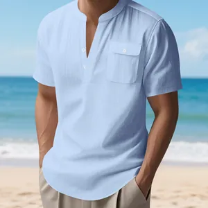 Detalle de camiseta Henley de lino azul claro con cuello mao y bolsillo en el pecho