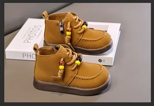 Detailansicht von senfbraunen Kinder-Stiefeletten im britischen Stil mit Zierperlen