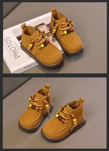 Nahaufnahme der braunen Retro-Lederstiefel für Kinder mit Perlendekor und Reißverschluss