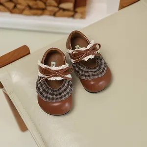 Detailansicht brauner Mary Janes für Mädchen mit Karorüschen und Schleifenverzierung