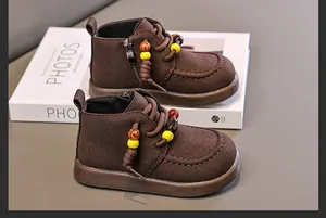 Klassische dunkelbraune Kinderstiefeletten mit Perlenschnürsenkeln und Reißverschluss.