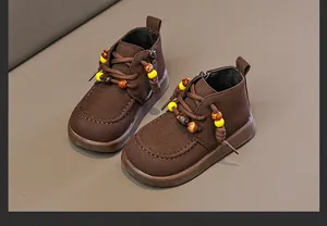Detailansicht brauner Retro-Kinder-Marten-Stiefel mit stilvollen bunten Perlenakzenten