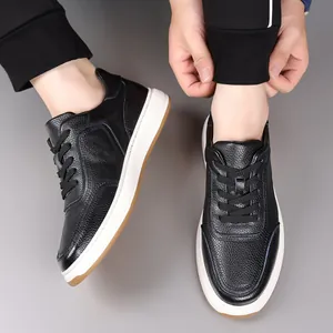 Elegante schwarze Herren-Sneaker aus echtem Leder mit dicken weißen Kontrastsohlen