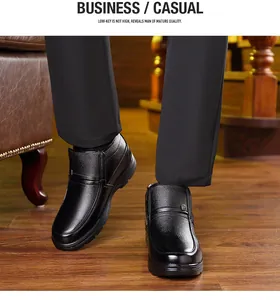 Detailopname van zwarte leren heren winterschoenen met fleecevoering en zachte textuur