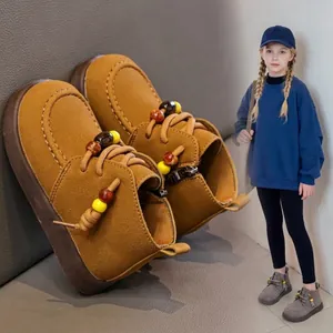Vintage Kinder-Stiefeletten aus Wildleder in Senfgelb mit Perlendetails im britischen Stil