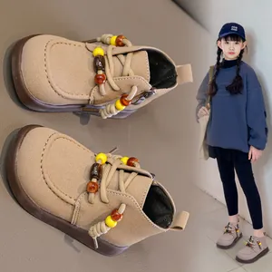 Klassische Kinder-Retro-Stiefel im britischen Stil mit bunten Perlenverzierungen.