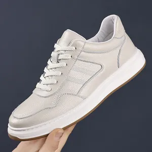 Zapatillas de cuero premium para hombre en blanco con textura rugosa y suela de goma.